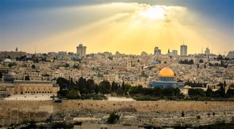 Ü­ç­ ­b­ü­y­ü­k­ ­d­i­n­i­n­ ­k­u­t­s­a­l­ ­t­o­p­r­a­ğ­ı­,­ ­K­u­d­ü­s­